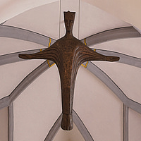 Modernes Bronzekreuz in Martinsthaler Kirche